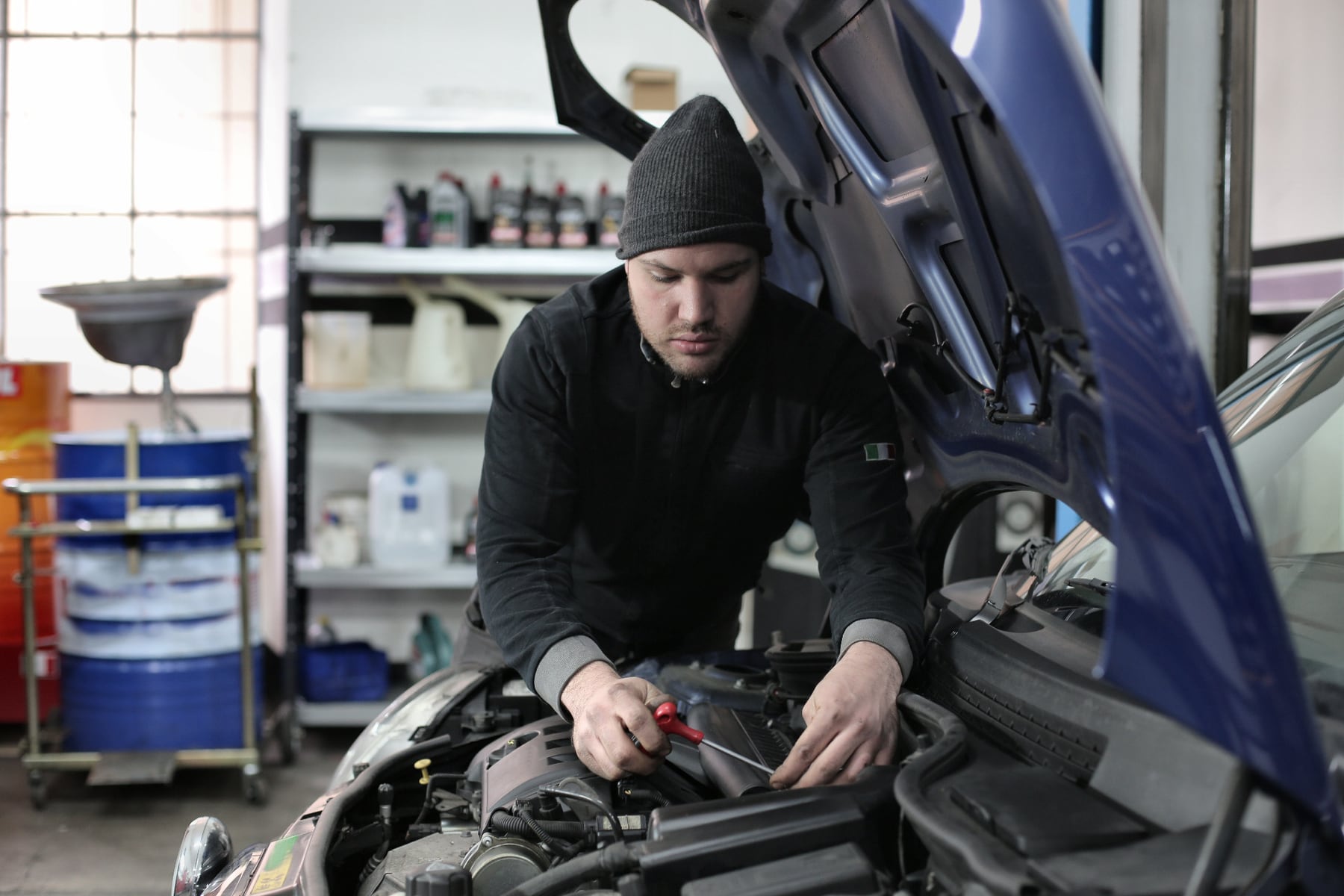 Mechaniker bei der Arbeit in der Autoservice Stendal Werkstatt