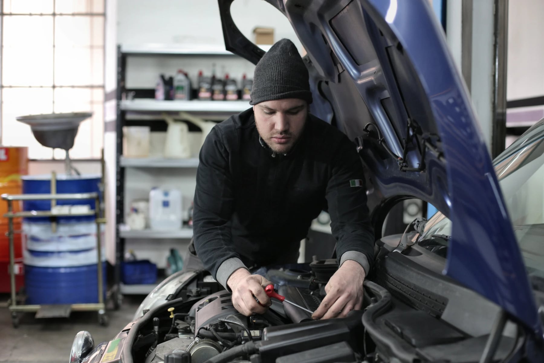 Mechaniker beim TÜV Check in der Autoservice Stendal Werkstatt